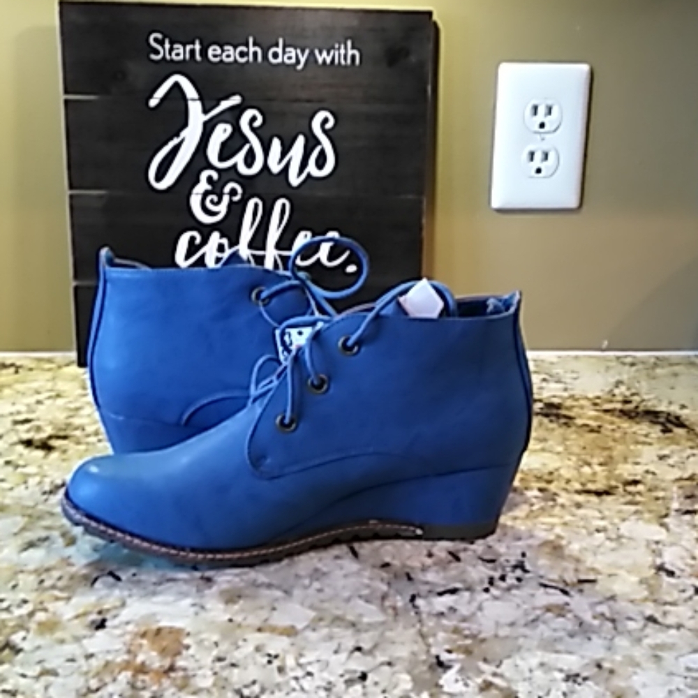 Shoes - Picture 3 of 7